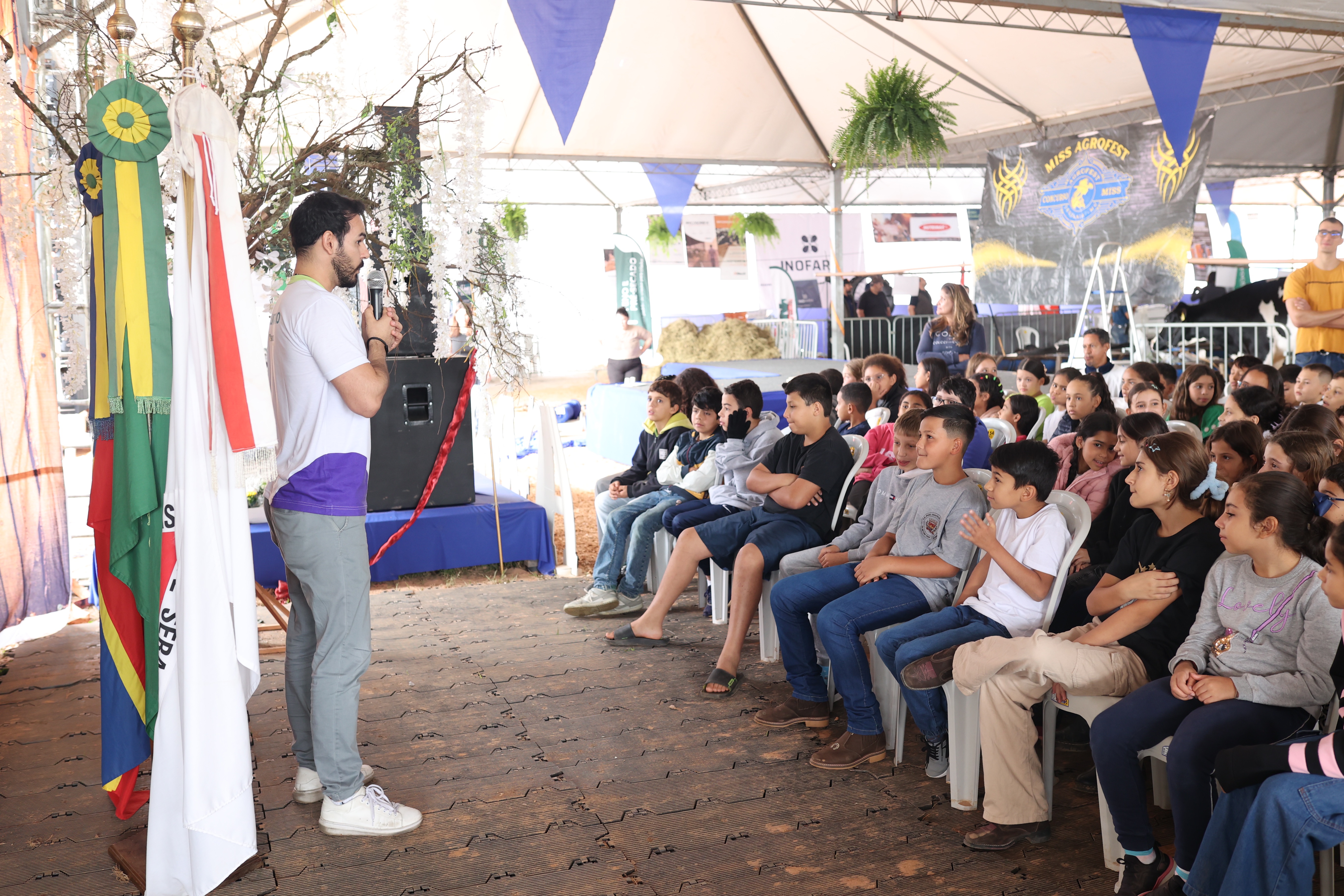 Palestra para alunos das escolas municipais em Jesuânia durante a Agrofest