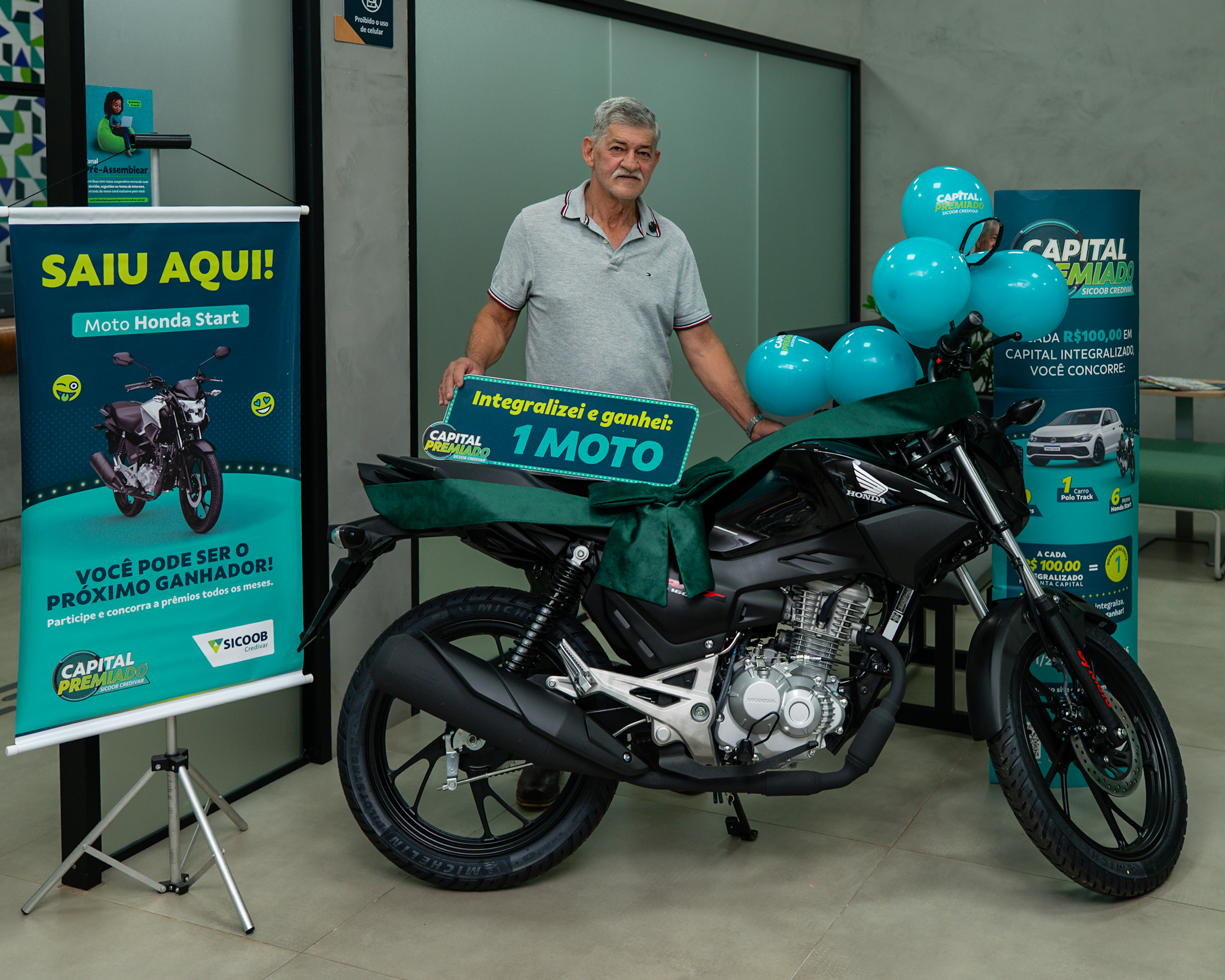 Edson, ganhador da primeira moto sorteada durante a Campanha Capital Premiado