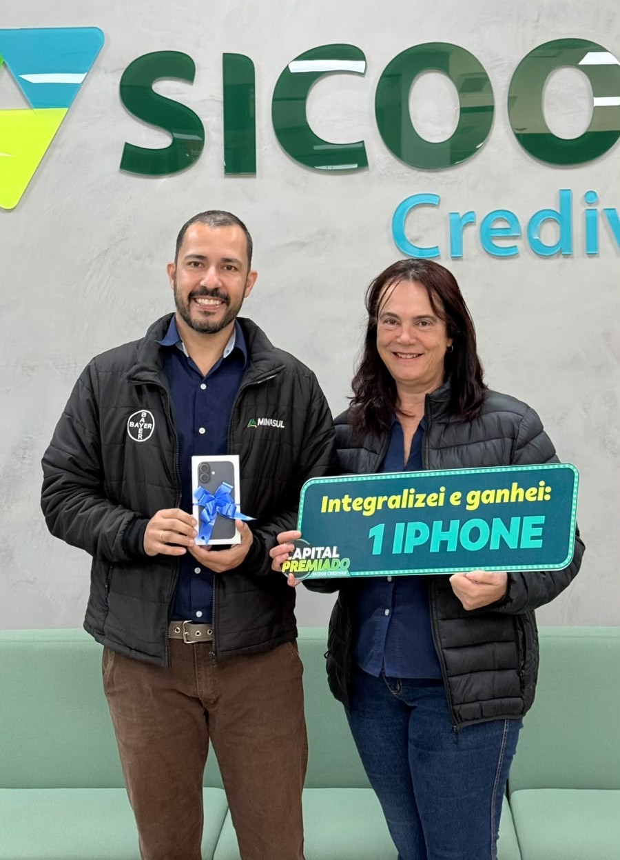 Representantes da empresa receberam o prêmio na agência da Credivar na Minasul