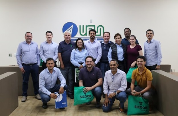 Representantes do Sicoob Credivar, UFLA e Grupo Vitácea Brasil