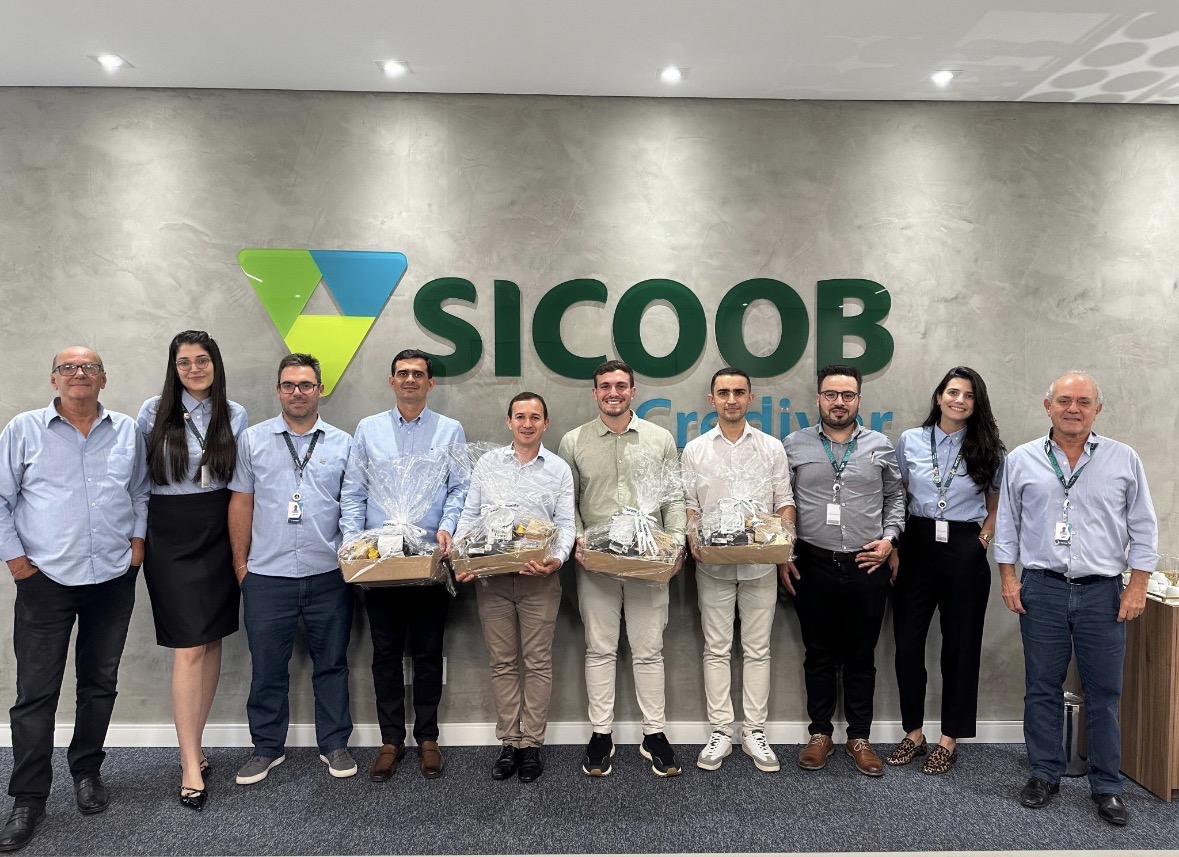 Integrantes do Sicoob Credcooper em visita a sede do Sicoob Credivar