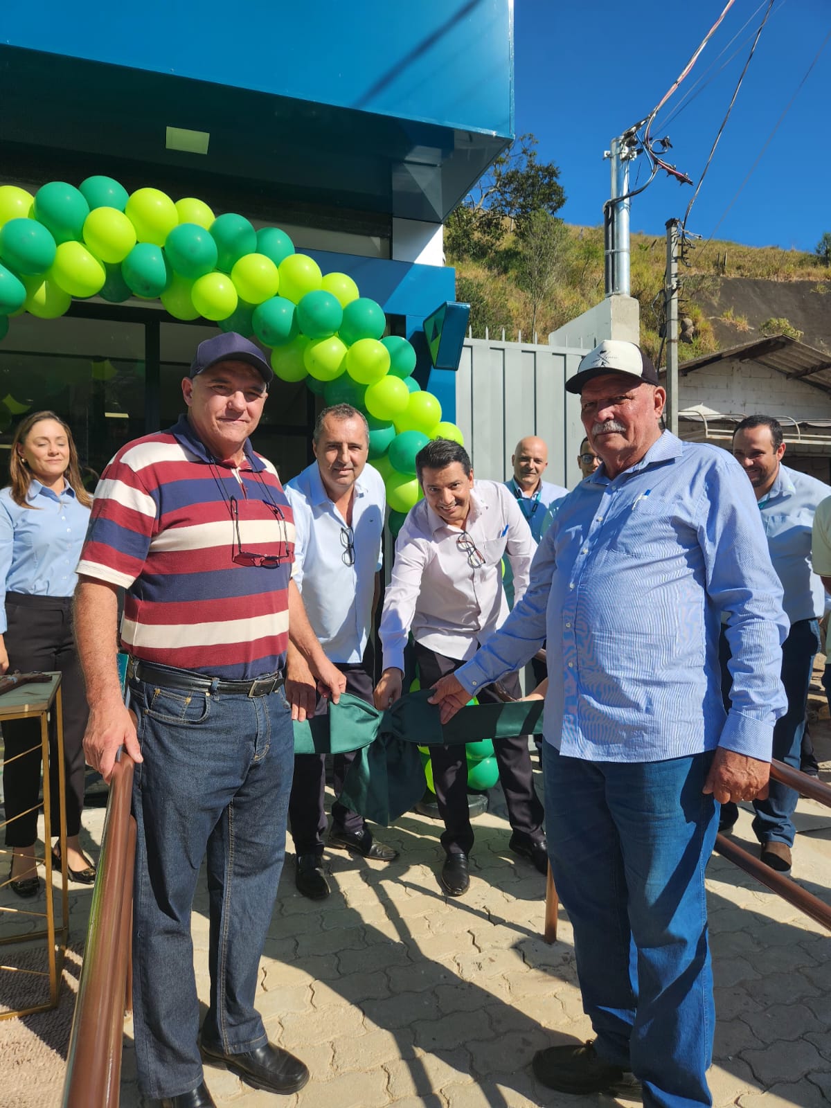 Cooperados e representantes da cooperativa inauguram oficialmente a agência