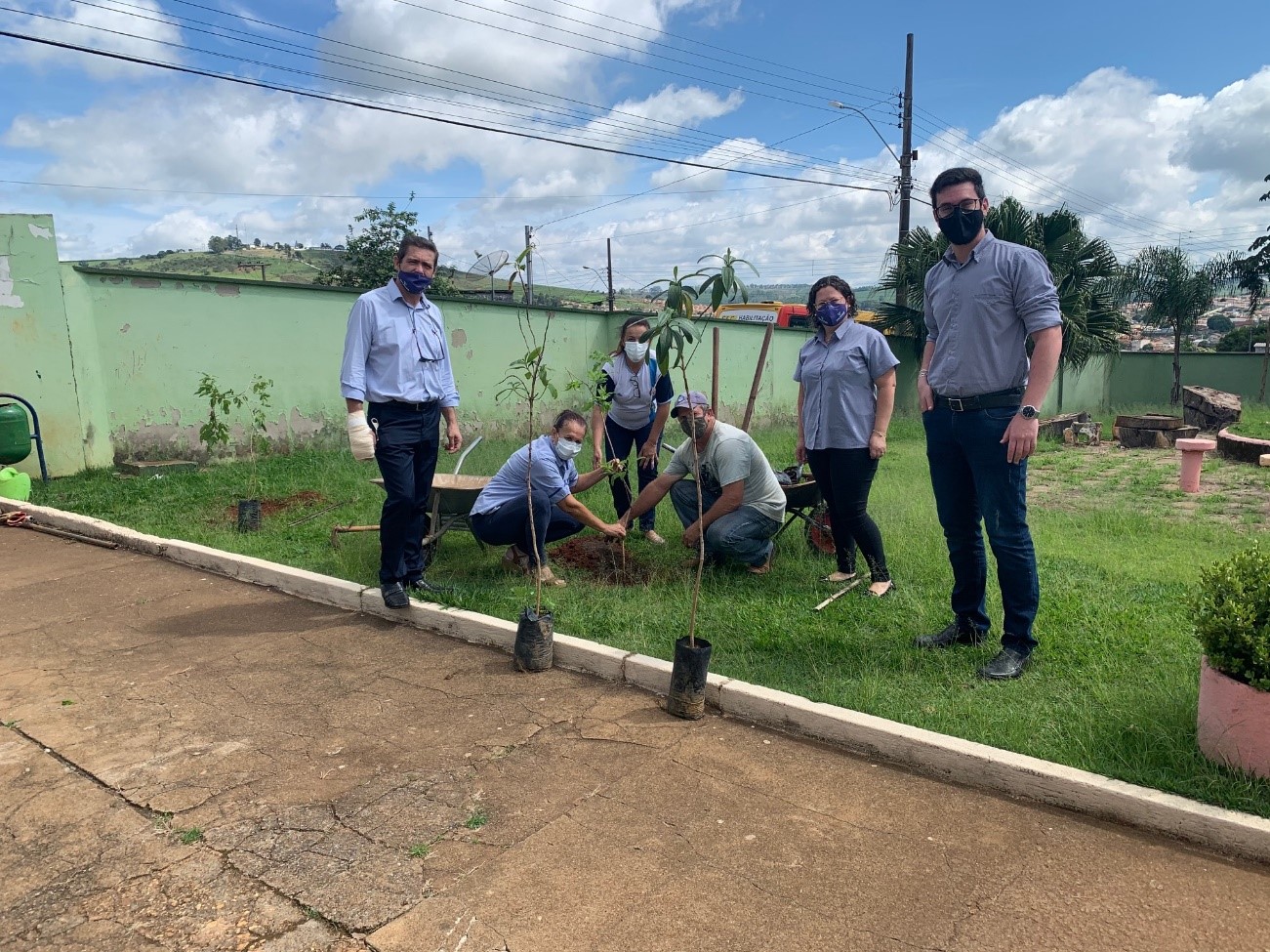Plantio de mudas na E. M Joaquim Domingos da Silva 