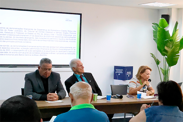 membros do conselho de administração e diretoria na bancada da assembleia geral ordinária do Sicoob Coopjustiça