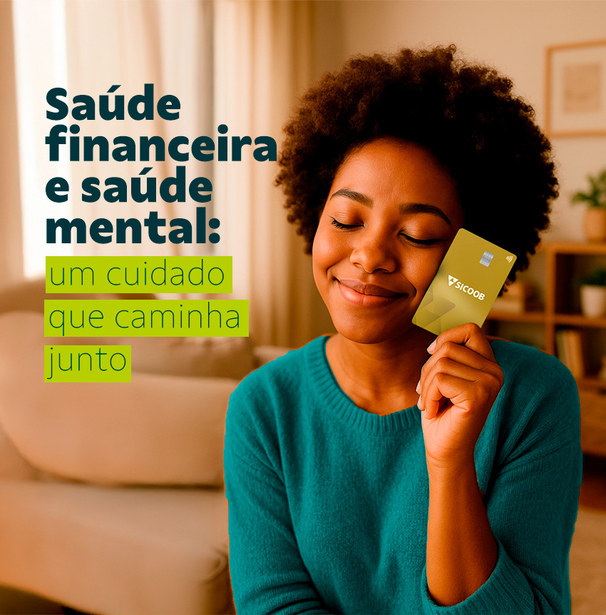 mulher feliz e tranquila segurando um cartão sicoob card
