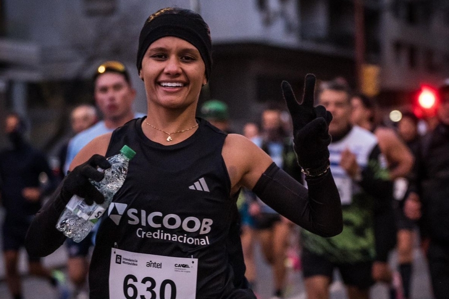 Atleta patrocinada pelo Sicoob Credinacional conquista pódio internacional e é melhor brasileira em maratona no Uruguai