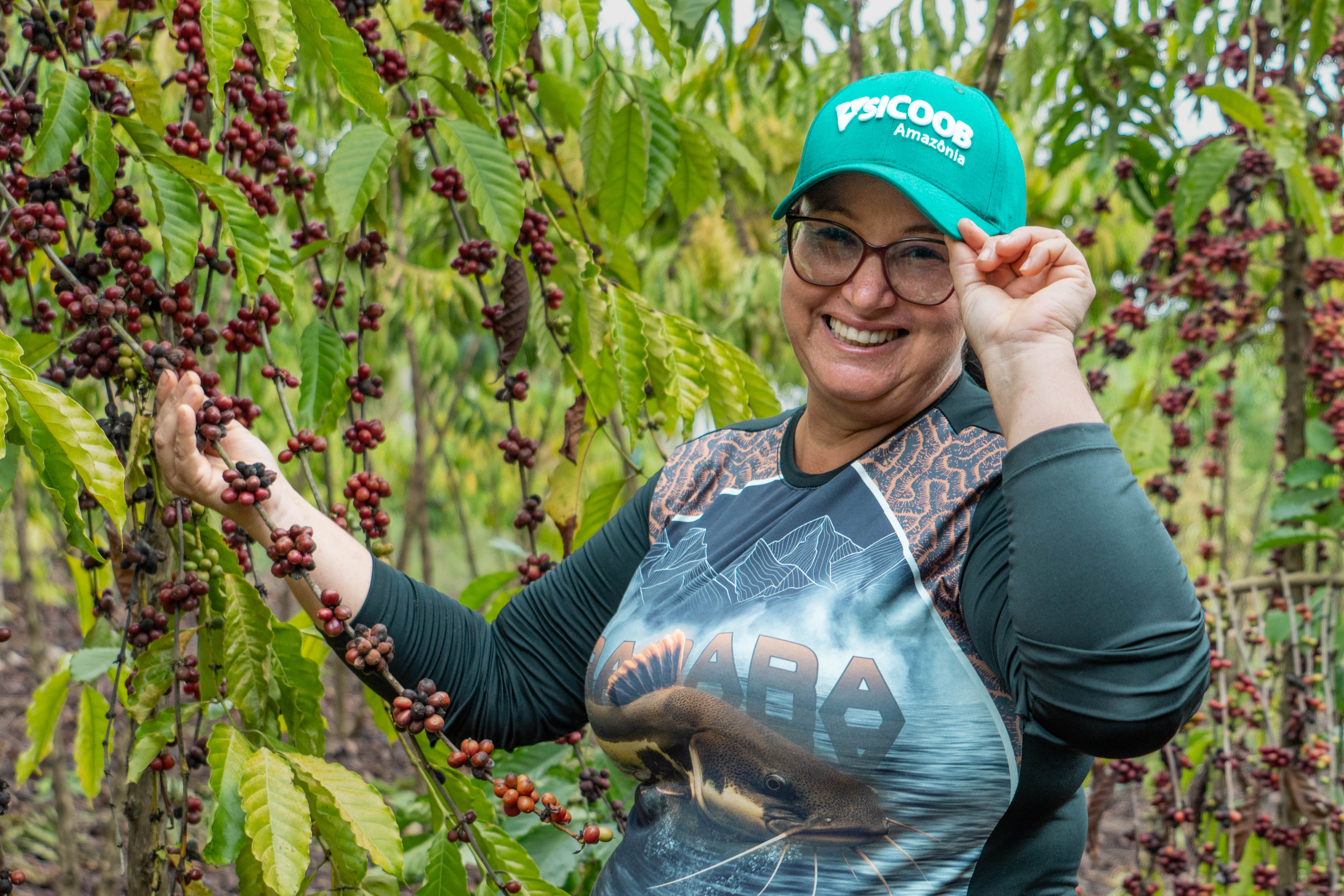 Sicoob Amazônia fortalece o agronegócio com sustentabilidade: a história da cooperada Rosiane Jacomini e a transformação da Chácara Recanto do Café