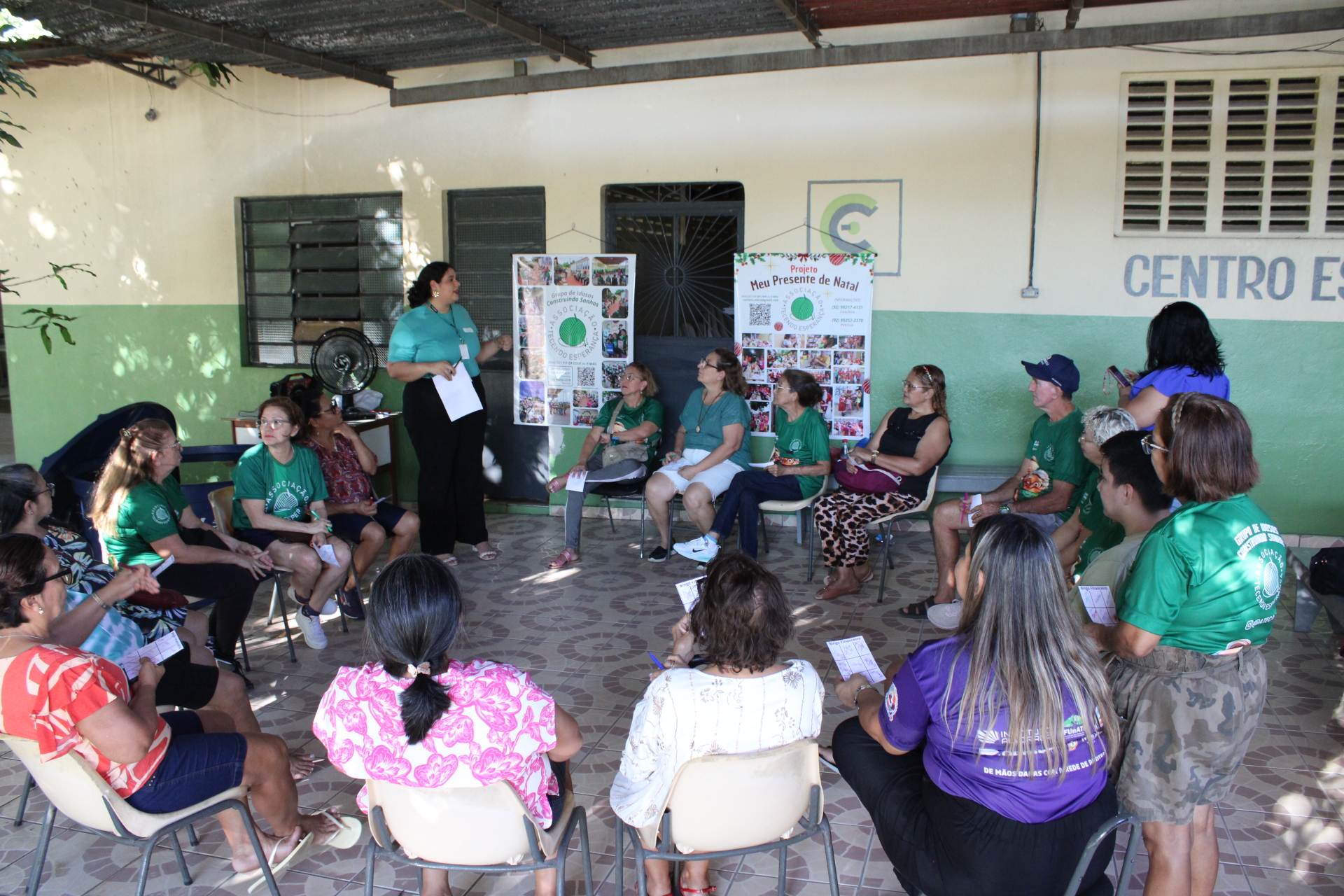 Sicoob Amazônia leva palestra de cooperativismo e educação financeira à Associação Tecendo a Esperança, em Manaus