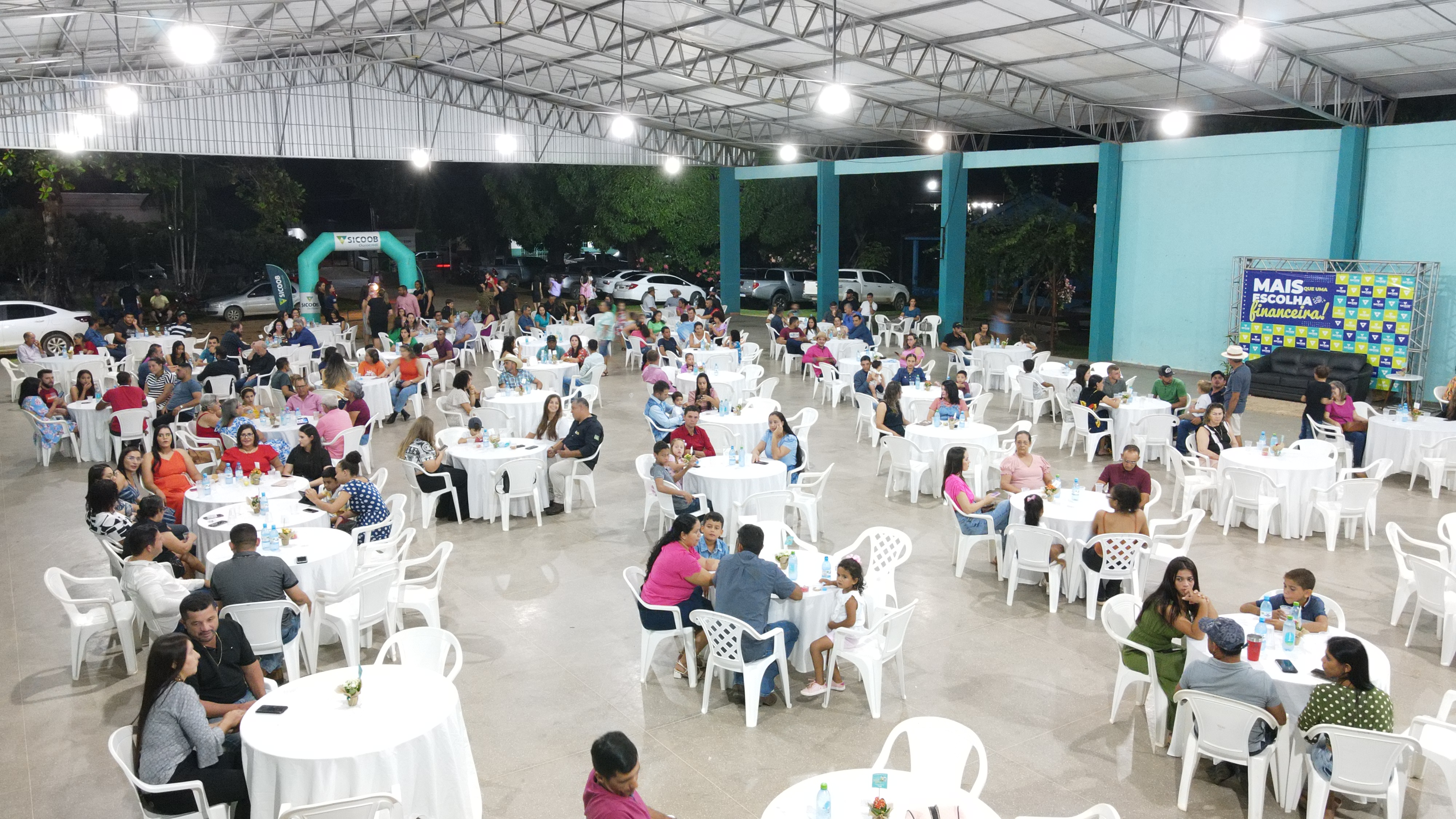 Foto tirada por Drone enquanto os associados aguardam o inicio da apresentação.