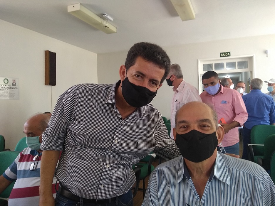 Na foto, o secretário de Agricultura, Pecuária e Pesca Almy Júnior (esq.) e Neilton Ribeiro da Silva