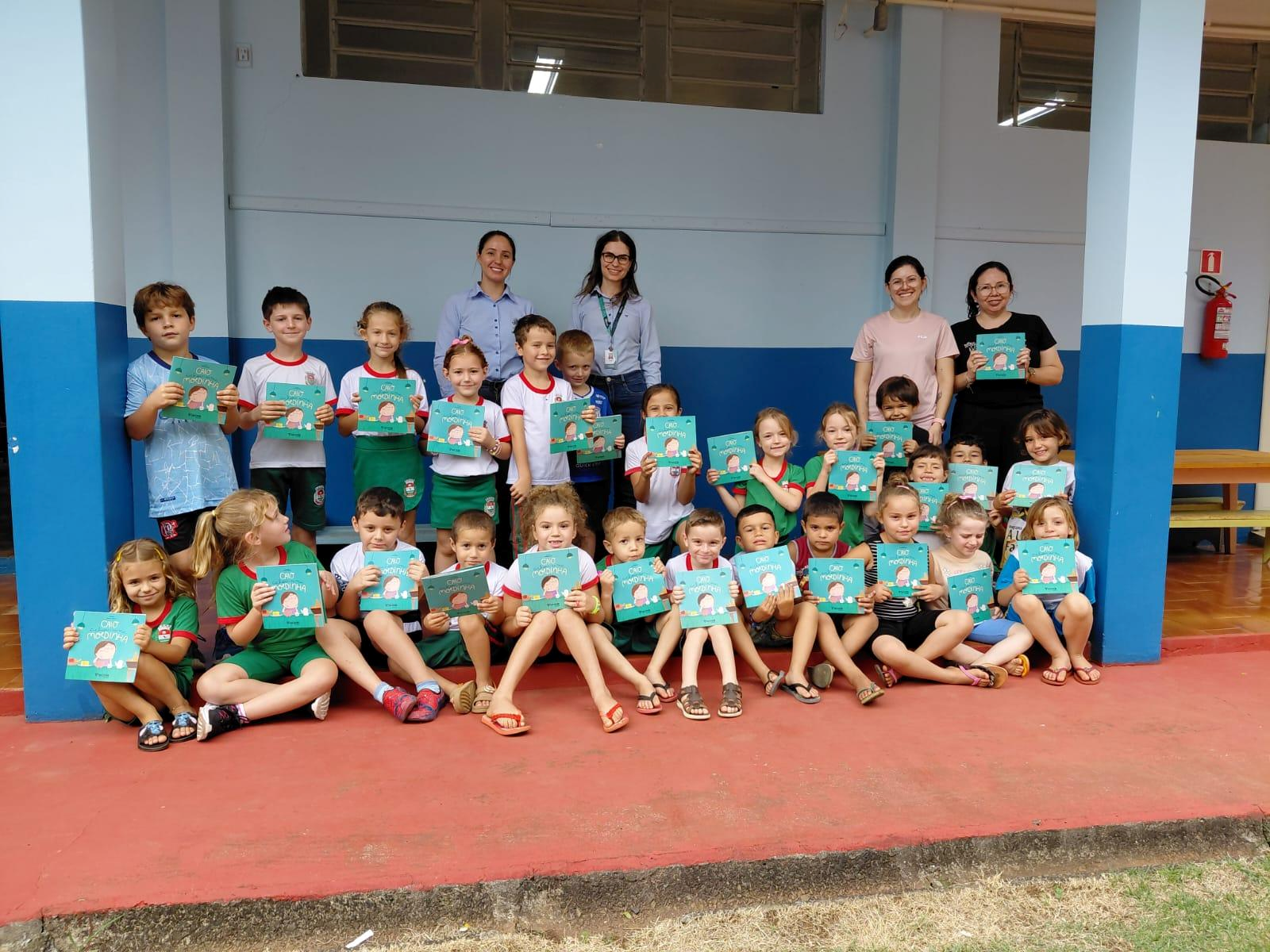 Crianças com a coleção financinhas