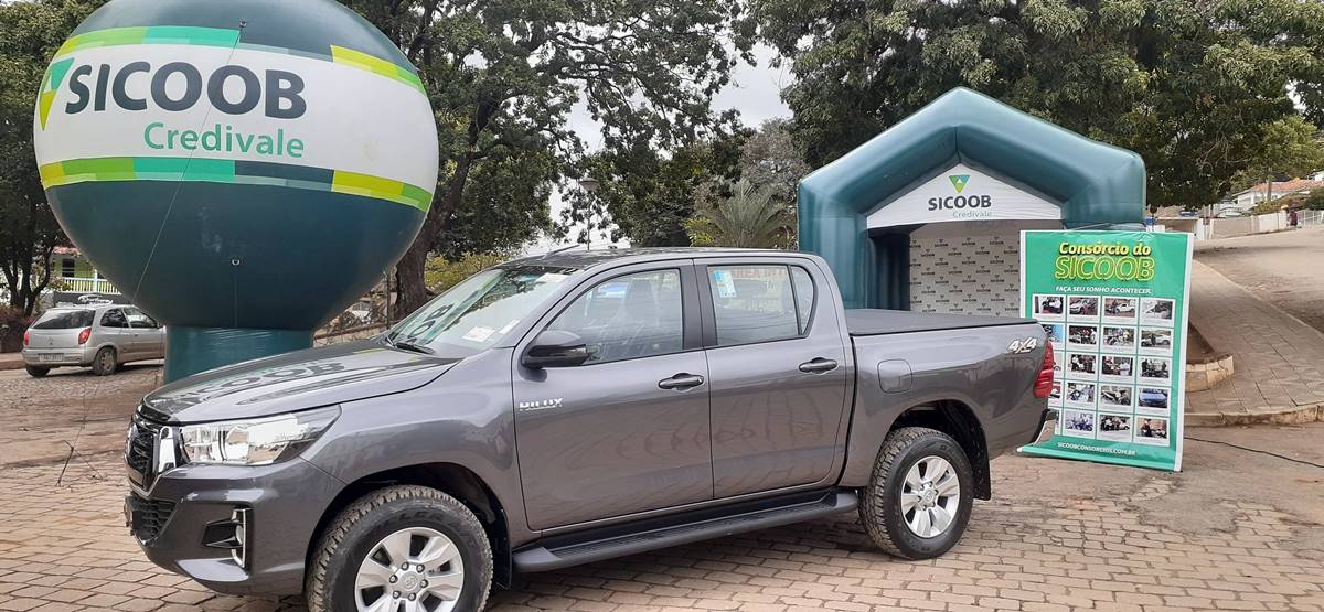 Associado do Sicoob Credivale é contemplado com carta de crédito e retira uma Hilux 0 km no consórcio Sicoob 2020