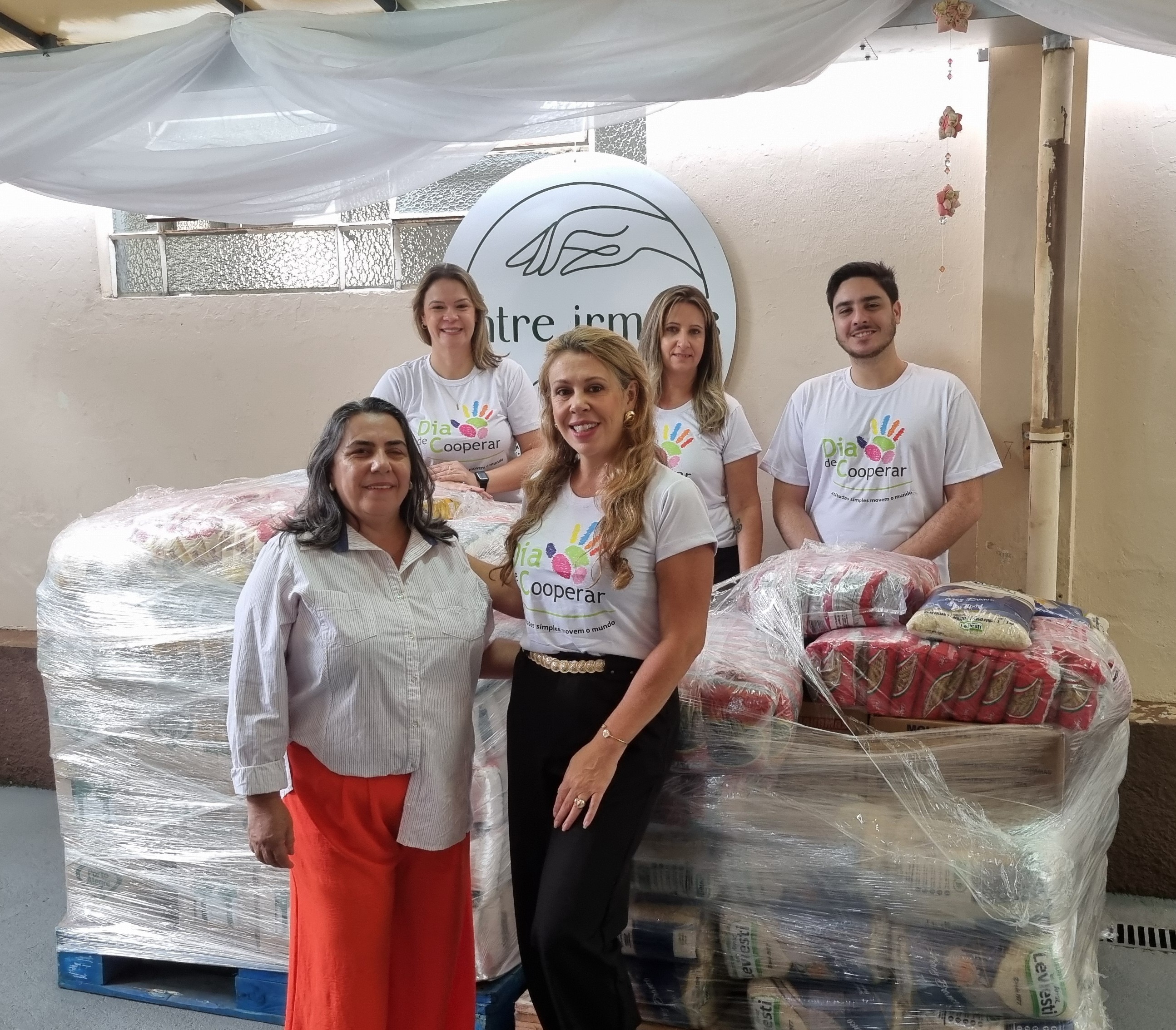 Colaboradores realizando entrega no Instituto