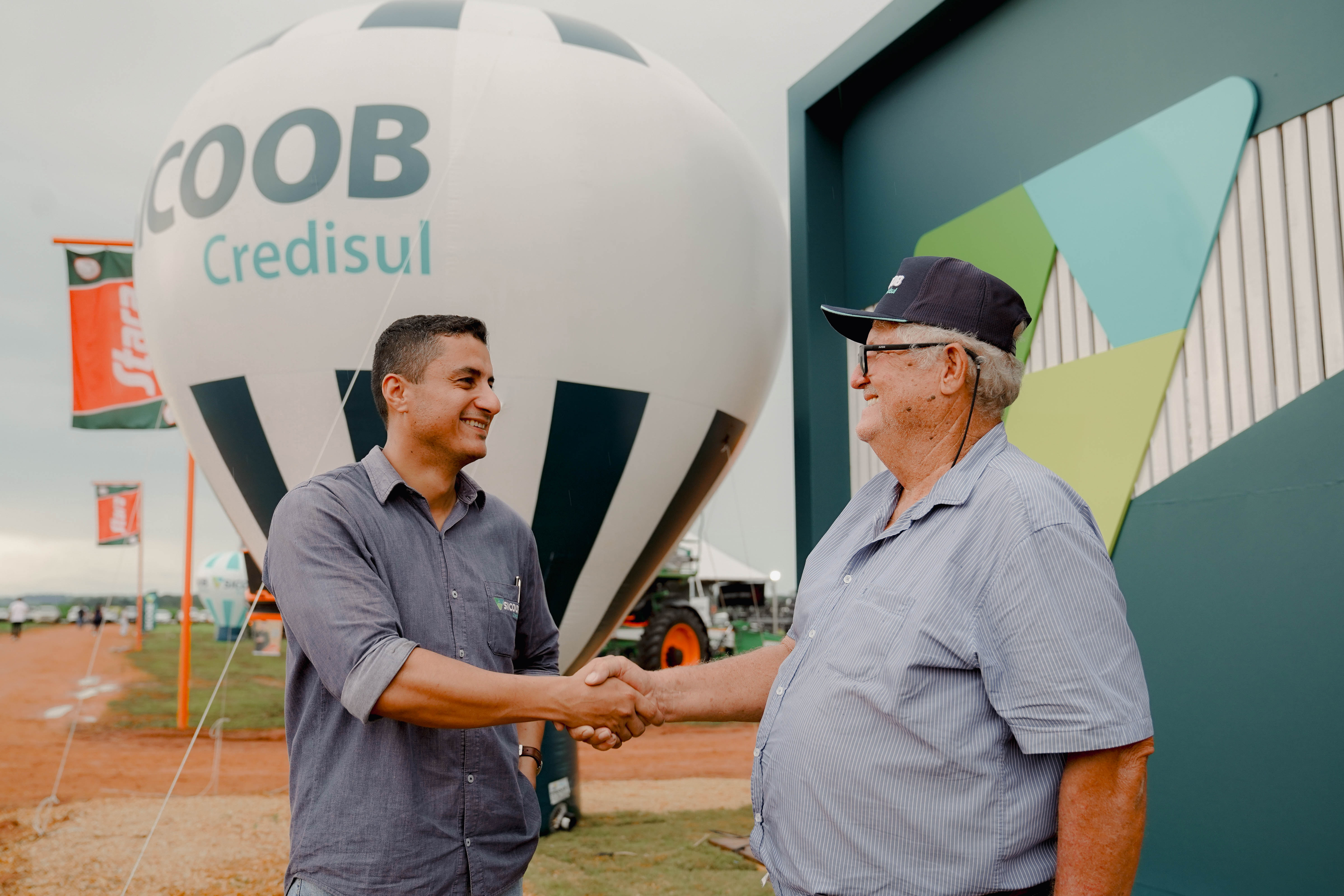 Atendimento ao cooperado durante a Agrocom, em Cerejeiras