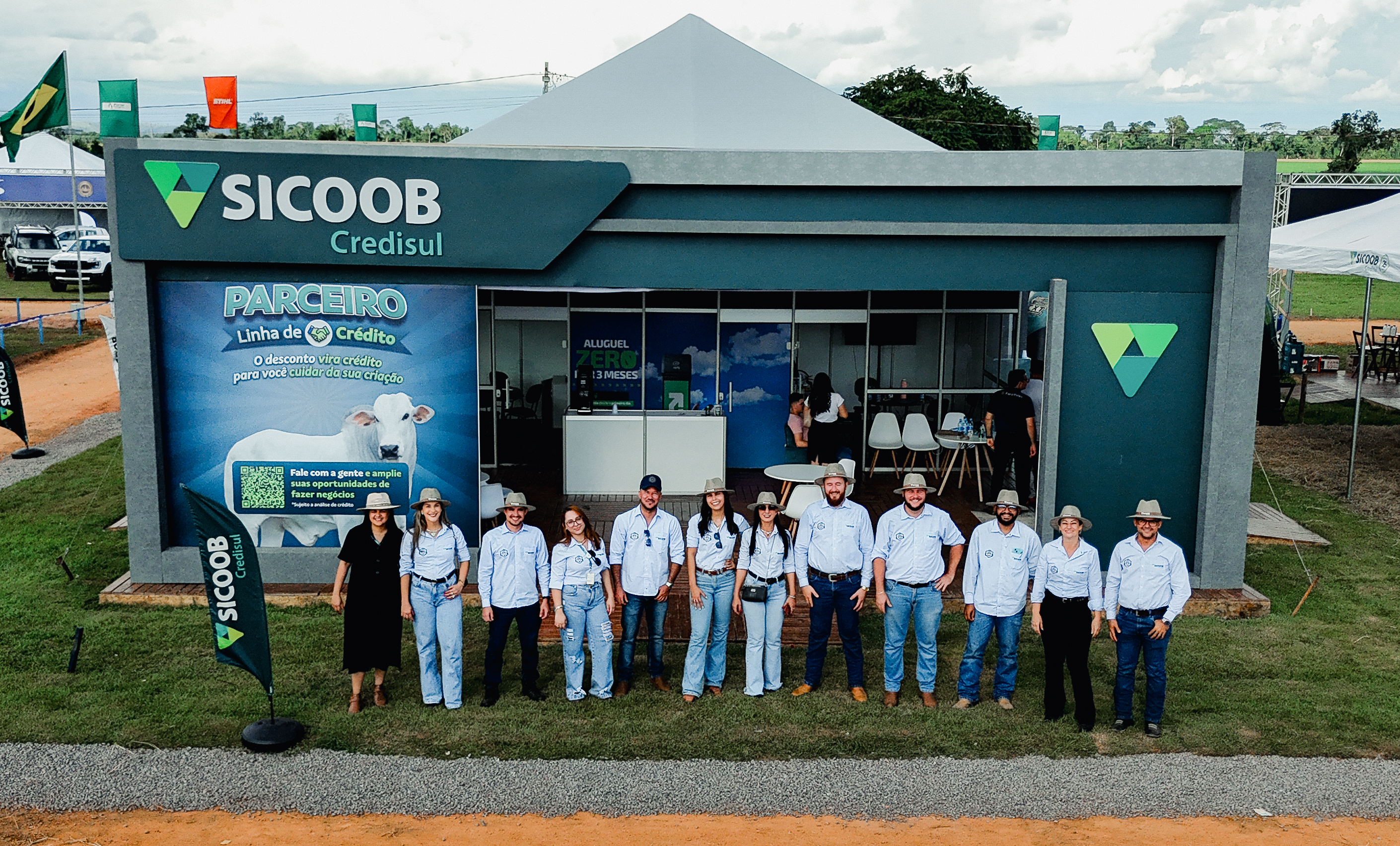 Patrocinadora oficial da feira, a instituição ampliou sua presença junto a produtores rurais e empresários, oferecendo linhas de crédito rural, consórcios, seguros e soluções de investimento voltadas ao campo, com condições diferenciadas durante o evento.