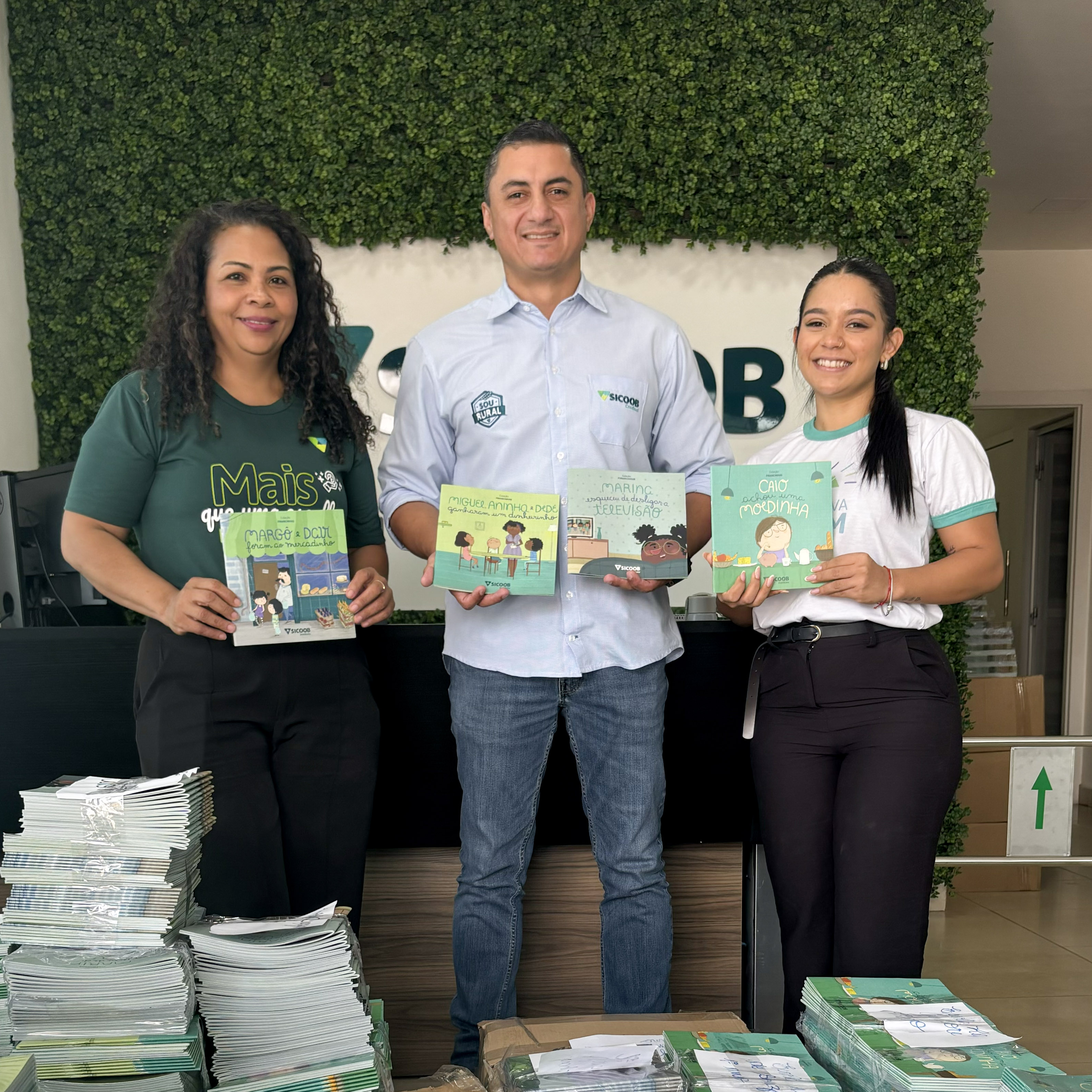 Entrega dos livros da Coleção Financinhas.