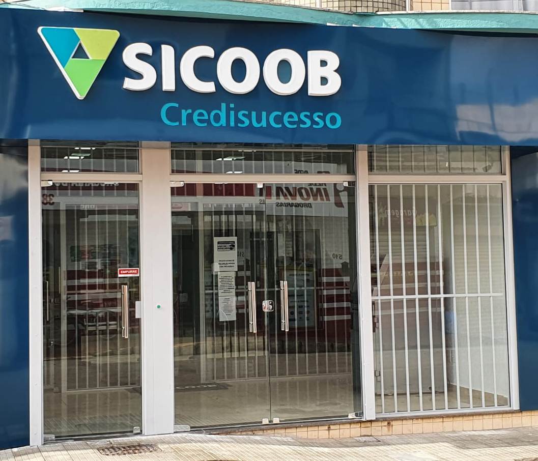 Ponto de Atendimento do Sicoob Credisucesso em Ibituruna na Av. Presidente Médici, 509, Centro.