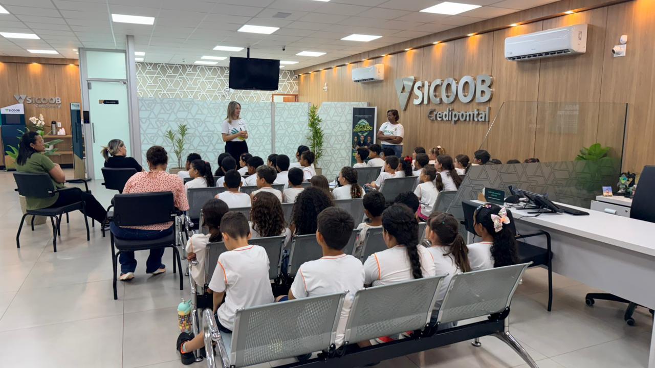 Sicoob Credipontal promove ação do Dia de Cooperar com estudantes em Santa Vitória