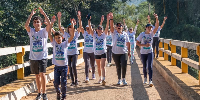 Caminhada reuniu mais de 300 pessoas de toda a região