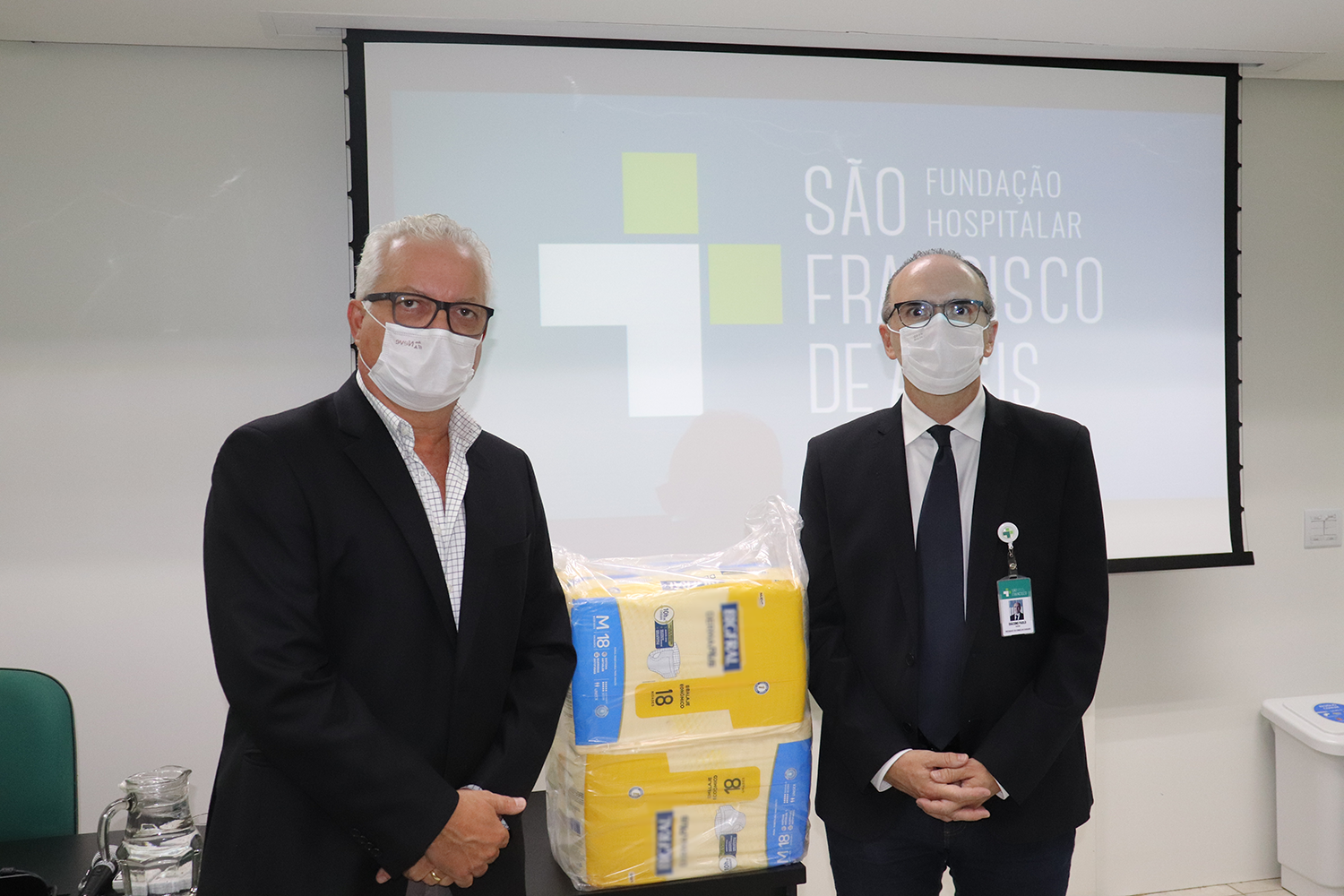 Foto Entrega das Fraldas Geriátricas