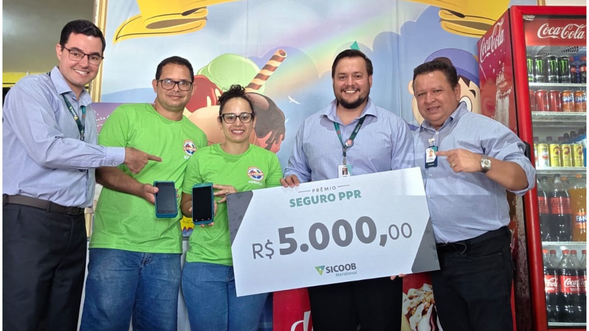 Premiados acompanhados dos colaboradores do Sicoob Meridional