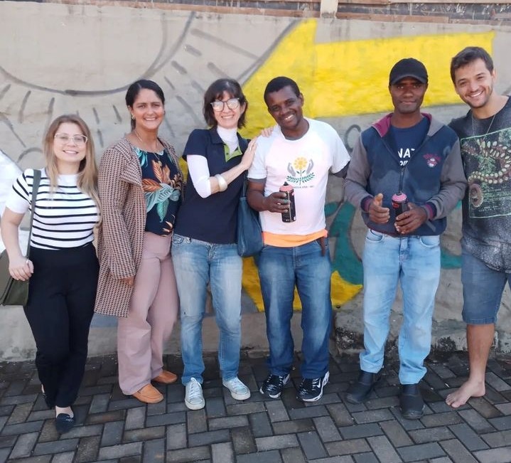 Equipe Sicoob Credimepi + voluntários APAE + Lucas Think Arte = Beleza e aprovação comunitária 