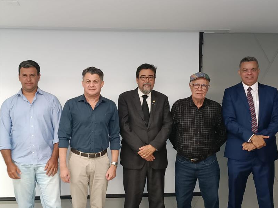 Da esquerda. para direita: Weder Bernardes da Silva (Sicoob Sarom), Conselheiro Eleito; Amaury Goncalves (Sicoob Vale do Aco), Conselheiro Eleito; Dr. Celso Penna Fernandes Junior (Sicoob JUS-MP), Conselheiro Eleito; Luiz Gonzaga Viana Lage, Diretor-Presidente da Cecremge; e Dr. Paulo Cesar Vicente de Lima, Presidente do Sicoob JUS-MP.