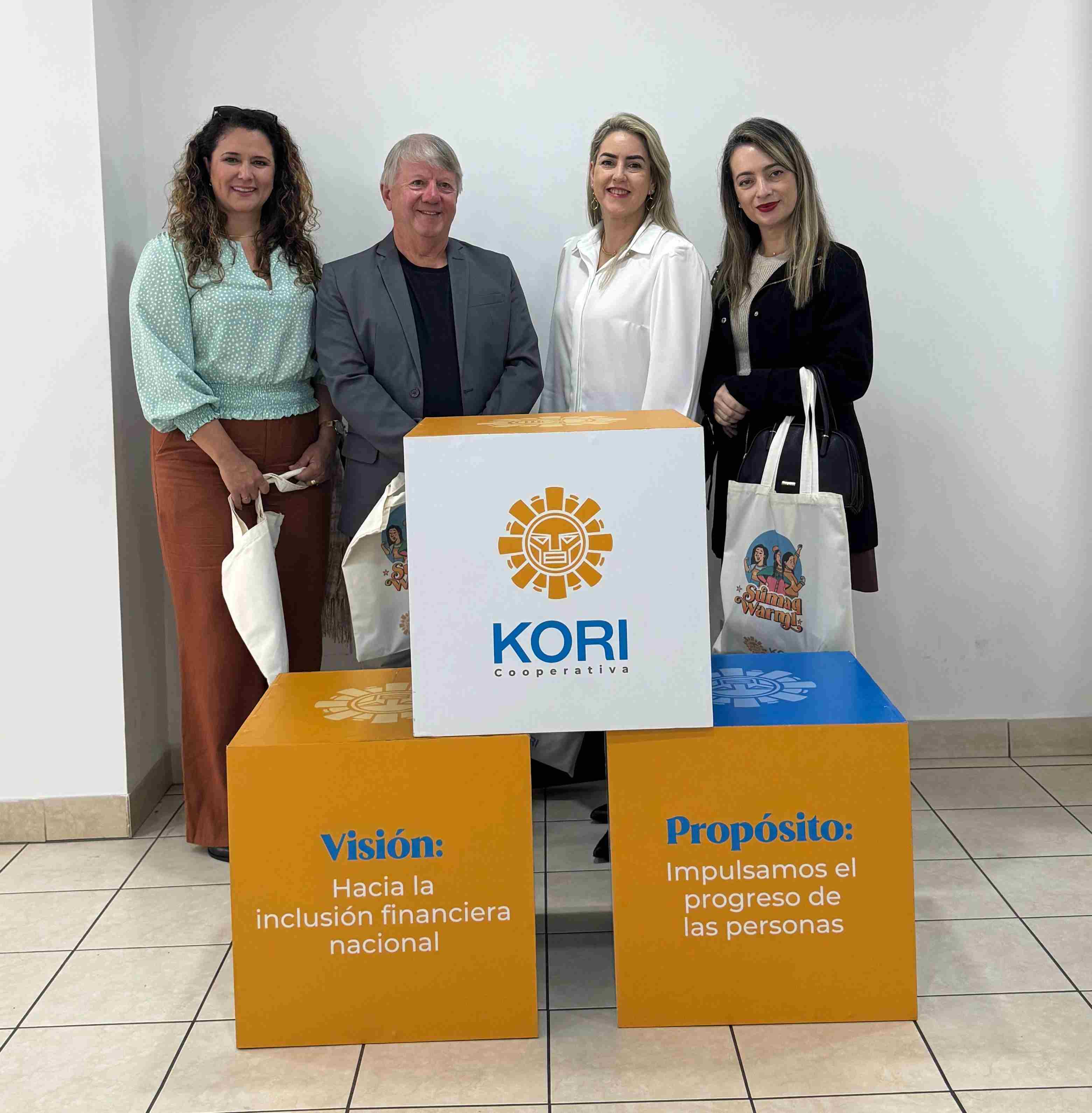 Sicoob Creditril marcou presença na viagem de estudos, sendo representado pelo presidente Roldão Alves Ferreira Filho, pela superintendente de Desenvolvimento e Gestão de Pessoas, Joelma Cristina, e pelas gerentes Tatiana Martins e Suellem Carvalho.