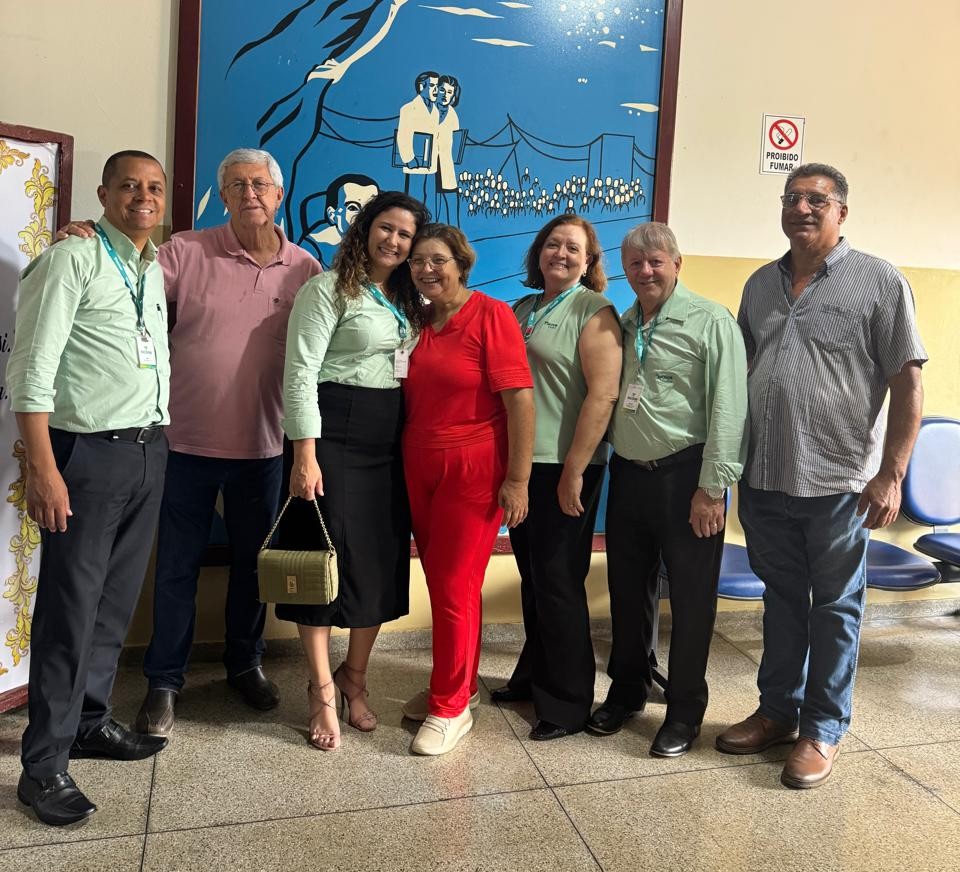 Representantes do Sicoob Creditril com dirigentes da APAE de Tupaciguara-MG