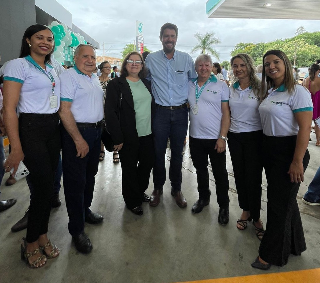 Dirigentes do Sicoob Creditril com o presidente da Cooprata, Leandro Junqueira