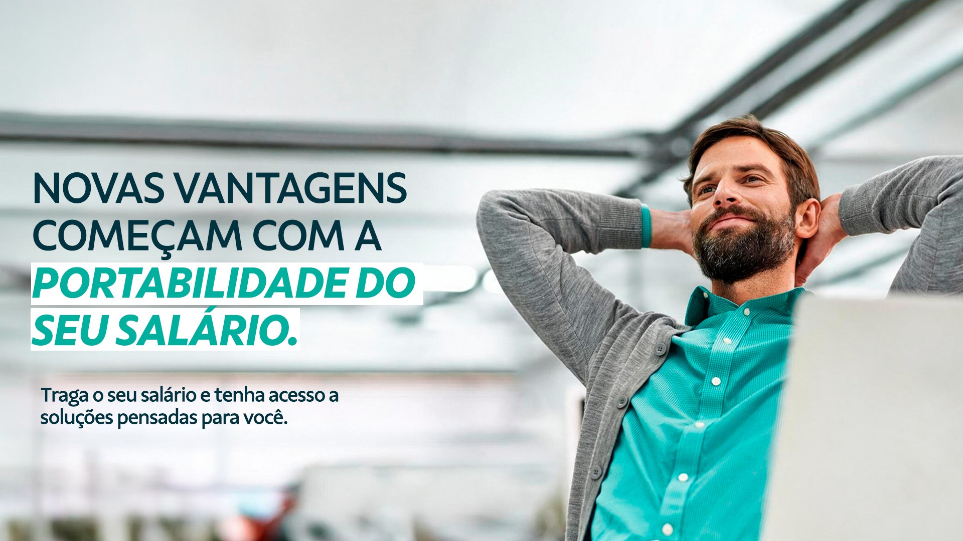 Homem sentado sorrindo com as mãos na cabeça e ao lado esquerdo da peça, a frase: Novas vantagens começa, com a portabilidade do seu salário.