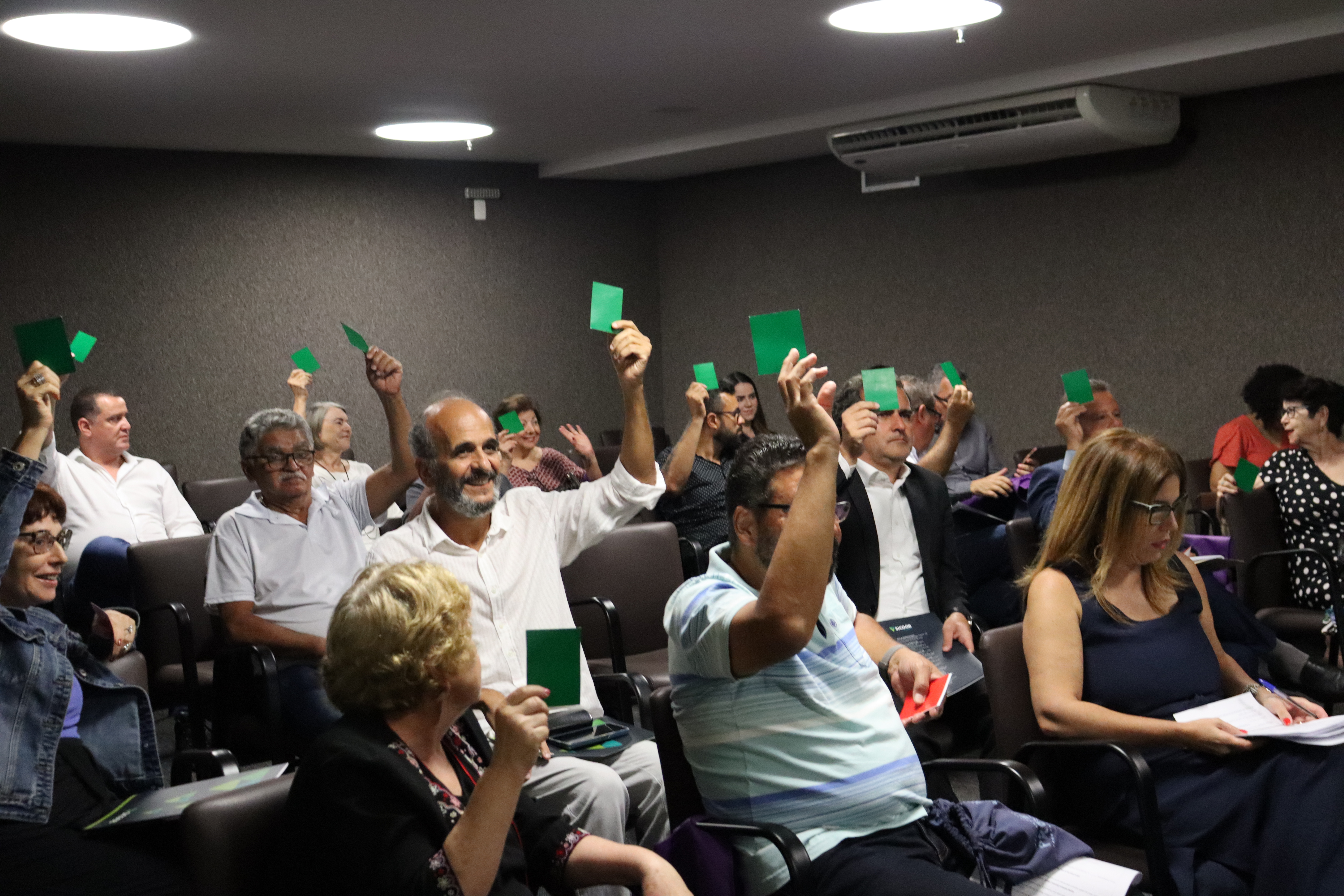Cooperados utilizando o poder de voto na Assembleia Geral Ordinária