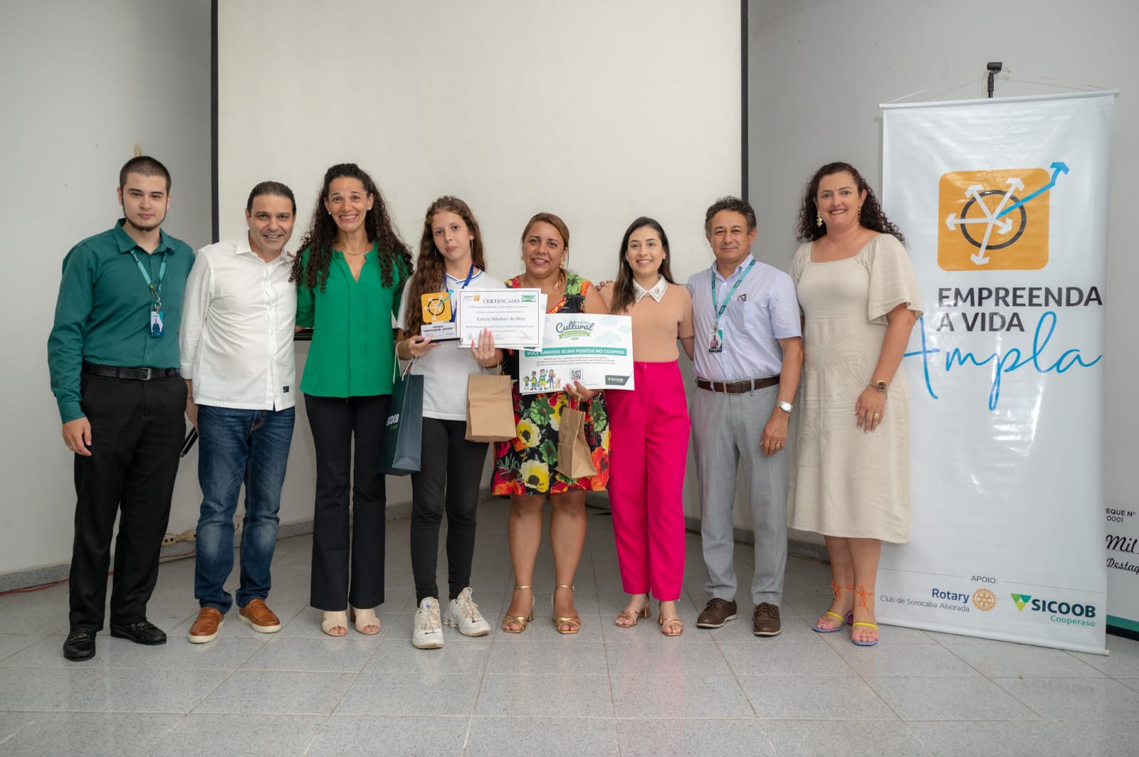 Prêmio Destaque Jovem - Leticia, aluna da E.E. Hélio Del Cistia de Sorocaba, que teve destaque regional na categoria Poema do Concurso Cultural 2023. 