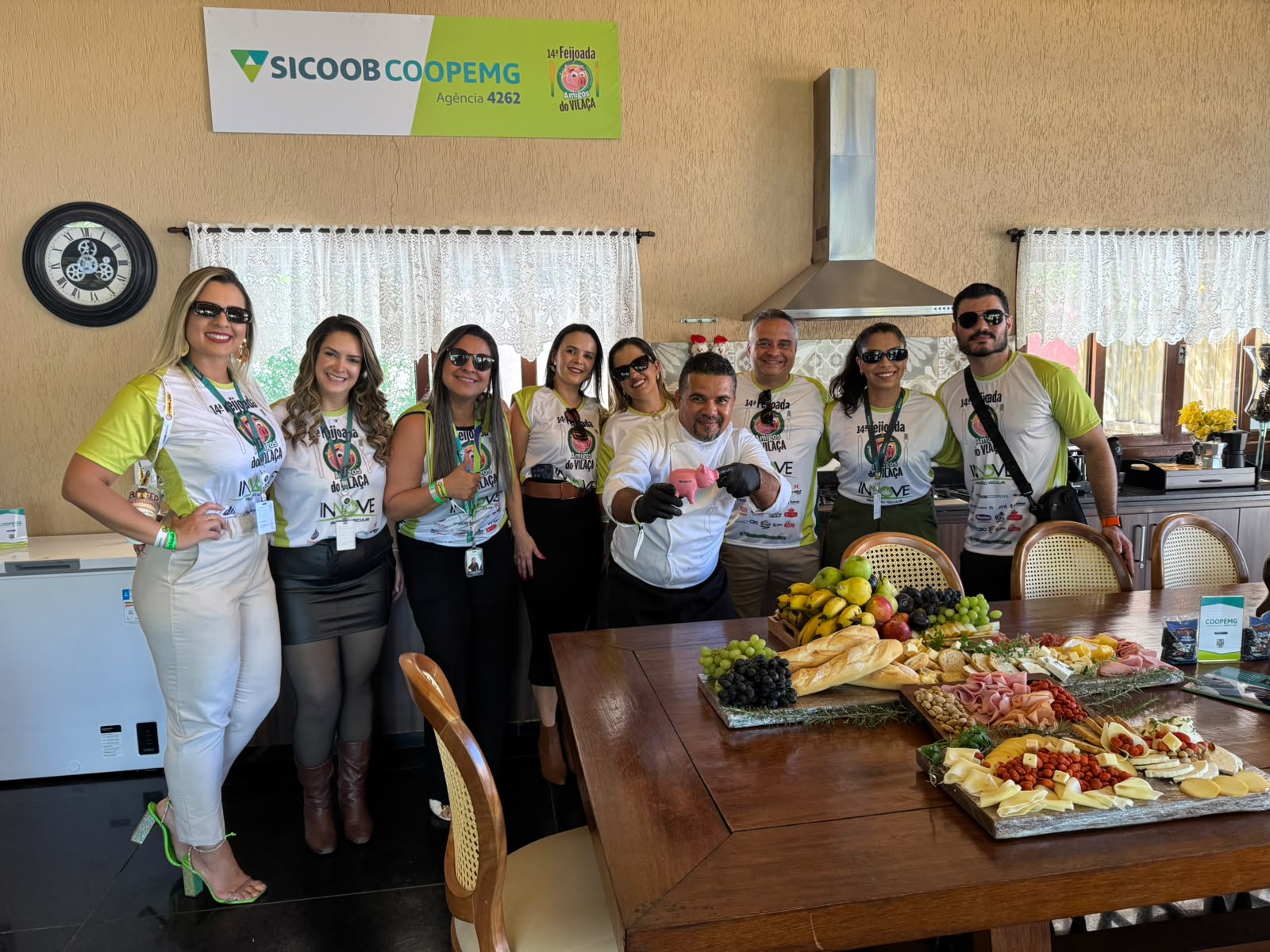 Sicoob Coopemg participa da 14ª Feijoada Solidária Amigos do Vilaça
