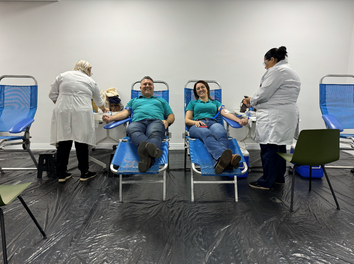 Pessoas doando sangue