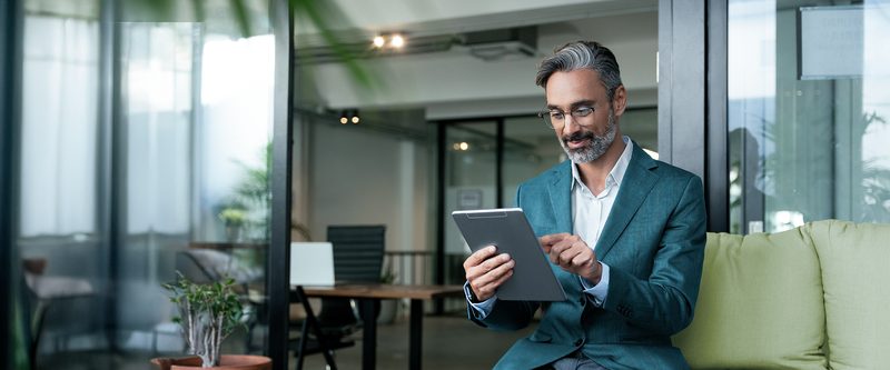 Homem analisando opções de crédito em um tablet