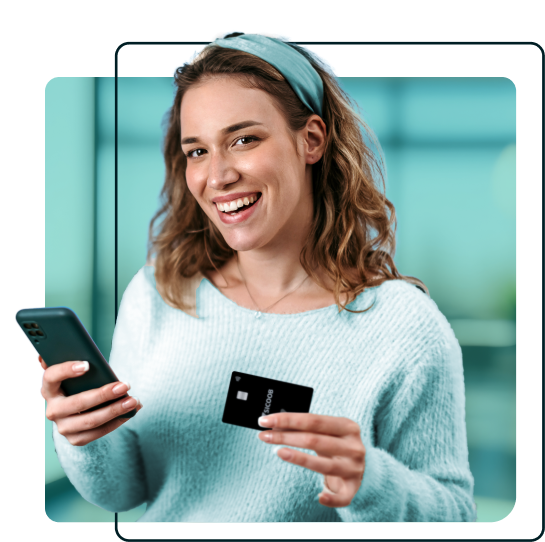Clientes usando cartões e celulares do Sicoob