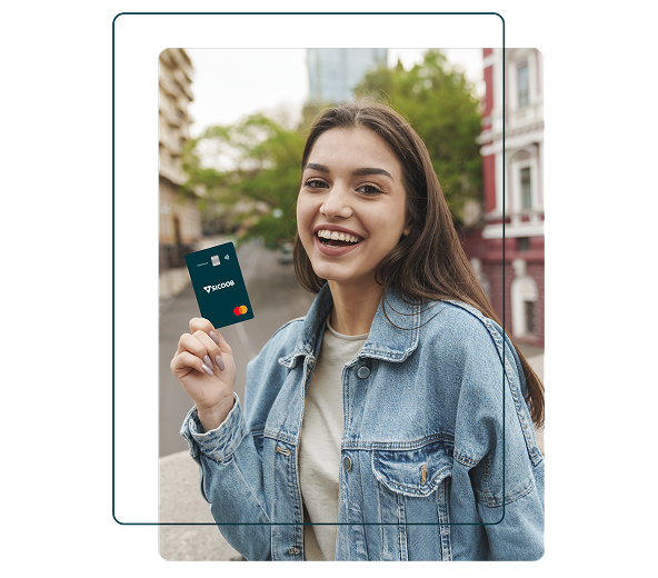 Cliente Sicoob segurando o cartão Mastercard Platinum