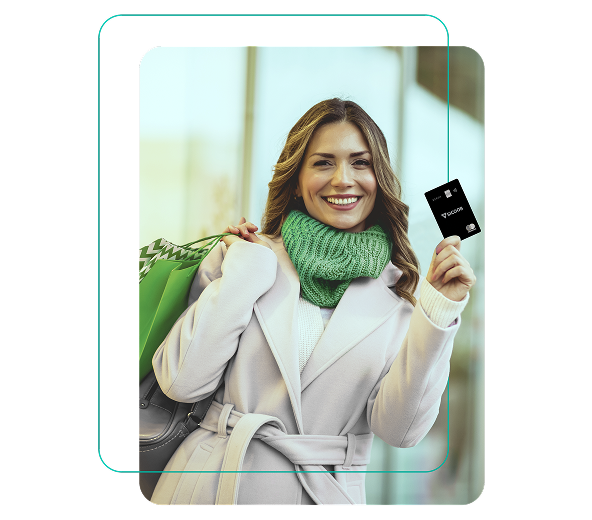Cliente Sicoob segurando o cartão Mastercard Black Verth