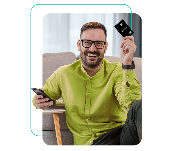 Cliente Sicoob segurando o cartão Mastercard Black Merith
