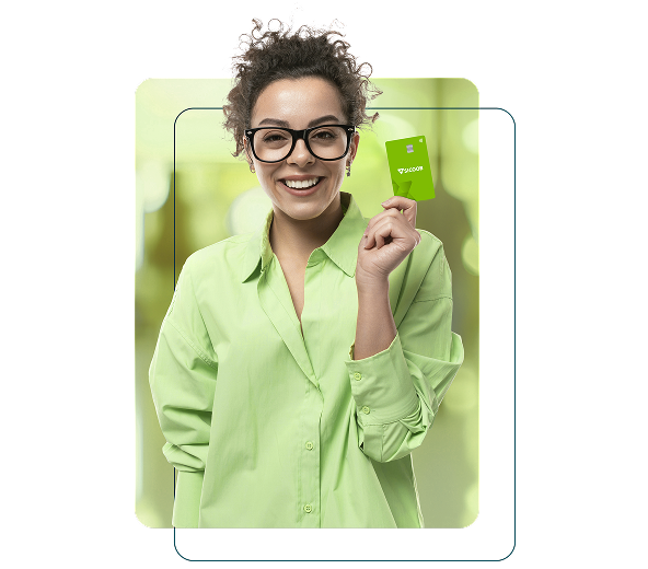 Cliente Sicoob segurando o cartão Mastercard Débito Pro