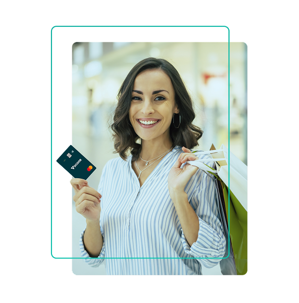 Cliente Sicoob com cartão Mastercard Gold e sacola de compras