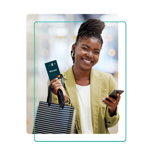 Cliente Sicoob com cartão Mastercard e sacola de compras