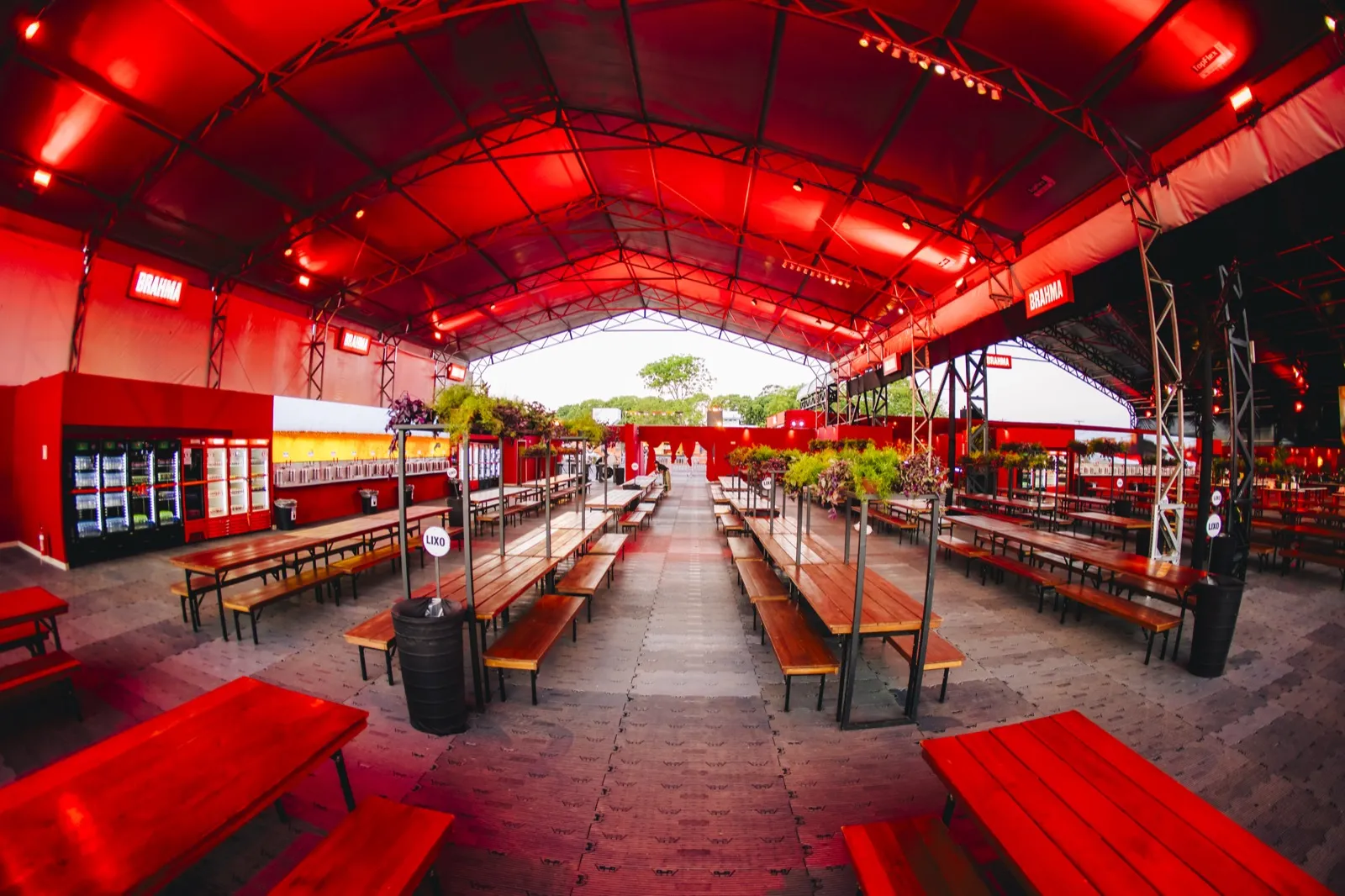 Arena lotada à noite