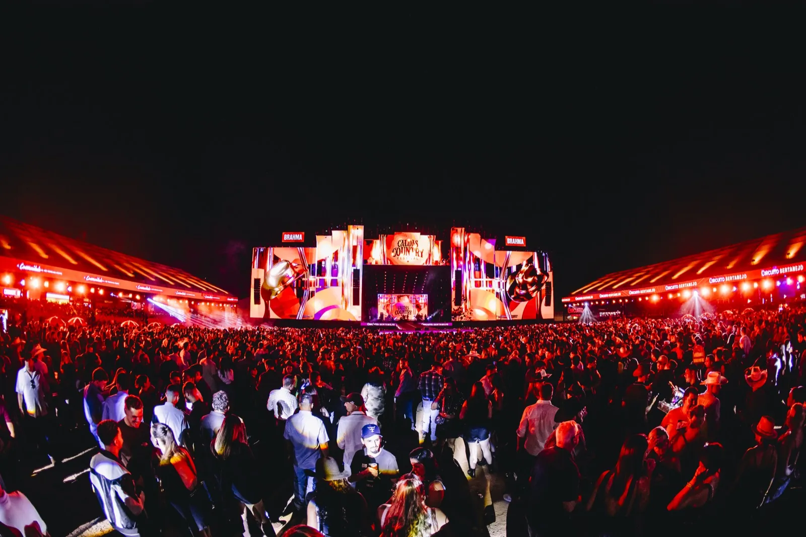 Público lotado no palco principal do Caldas Country