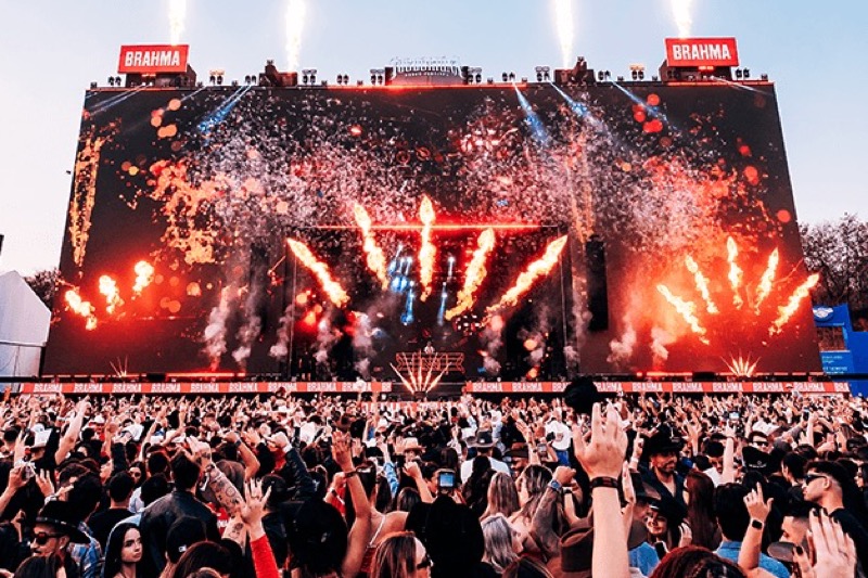 Palco do Jaguariúna Rodeo Festival com fogos de artifício