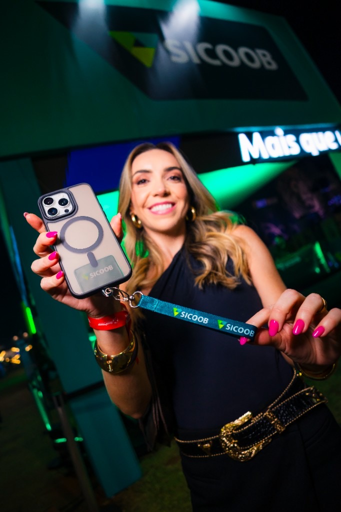 Cooperada com celular Sicoob