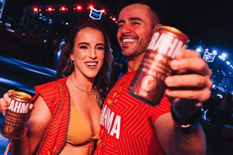 Público vibrando no festival