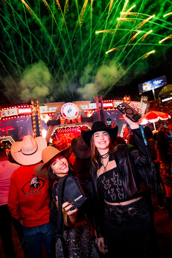 Arena lotada com fogos