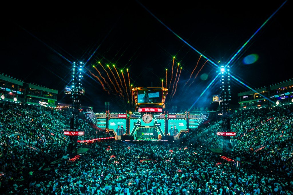 Galera com fogos de artifício